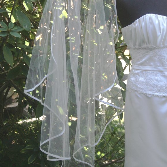 Cream Wedding Gown & Veil - Picture 3 of 5